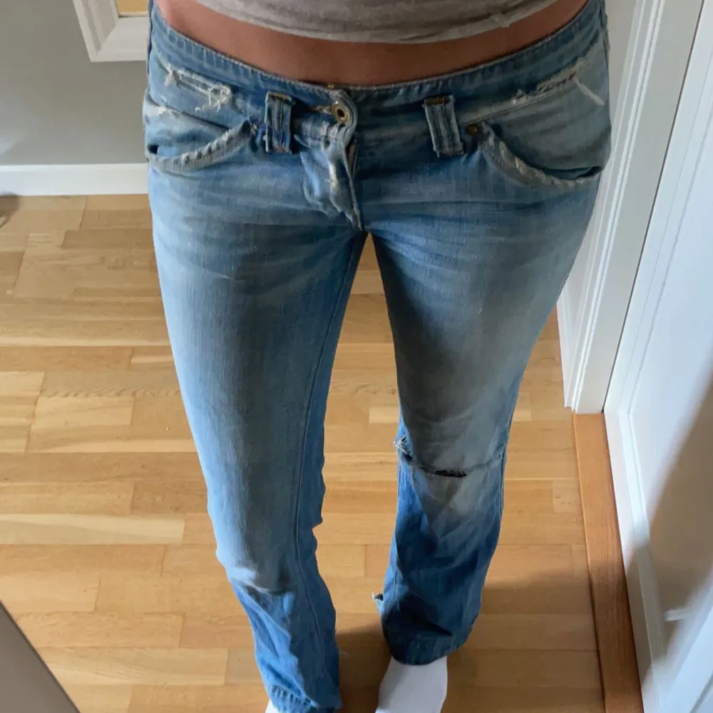 Ljusblåa jeans från fontana, står ingen storlek men skulle säga att det passar 36-38, dem är långa i bena. 💕. Jeans & Byxor.