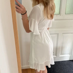 Vit klänning  - En vit klänning som passar perfekt till studenten eller konfirmation eller bara under nu under sommaren, klänningen är i storlek S.  