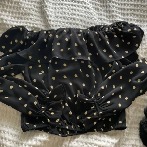 off shoulder topp - off shoulder topp från bikbok. superskönt material