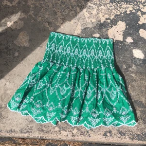 Grön kjol - SKITSNYGG grön kjol från Gina Tricot, säljer den för att den är för stor, ny pris 300kr. Använd 1 gång, stl M