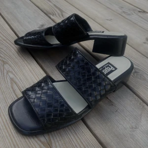 Klackar från peperoni - Skitcoola klackar från peperoni. Hela och rena och fina! Storlek 37 men jag har vanligtvis 38 och jag kan ha dom!Kom med prisförslag🌸🌼