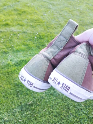 Vintage Converse Skor - Vintage brun/gröna Converse skor. Använda några få antal gånger. Storlek: 38.5  Om du vill ha fler bilder fråga gärna!  Rengörs innan köp. 