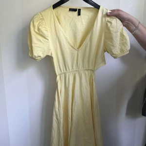 Klänning - Gul klänning som är öppen i ryggen från ASOS💛 säljer pågrund av att den inte kommer till användning!