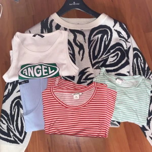 Blandat  - Tröja från h&M, säljer för 15kr Blå t-shirt från Lager 157 i st xs, säljer för 5kr. Dom randiga t-shirtsen är från Monkel (den gröna är i st s och den röda i st xxs, jag säljer dem för 5kr/st. Vitt linne från Shein med Angel tryck för 5kr, allt för 25kr.❤️