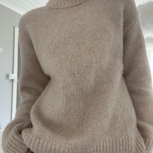 Stickad tröja  - Säljer denna stickade tröja från H&M som är köpt för 400kr. Den är i en fin ljusrosa färg och är tjockt stickad. Vill du ha mer bilder på plagget eller har några frågor så är det bara att skriva till mig! Du står för frakten och betalningen sker via Swish