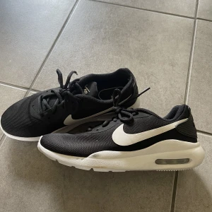 Nike skor - Stilrena svarta nike sneakers. Funkar till vardags och träning. Gått i dom en gång, så nästintill nyskick. 