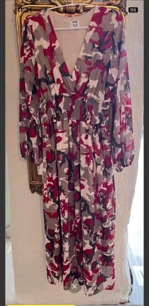 MAXIKLÄNNING FRÅN STALJ - Ny! Klänning från Stalj stl S  Med smock i midjan, bekväm modell. 