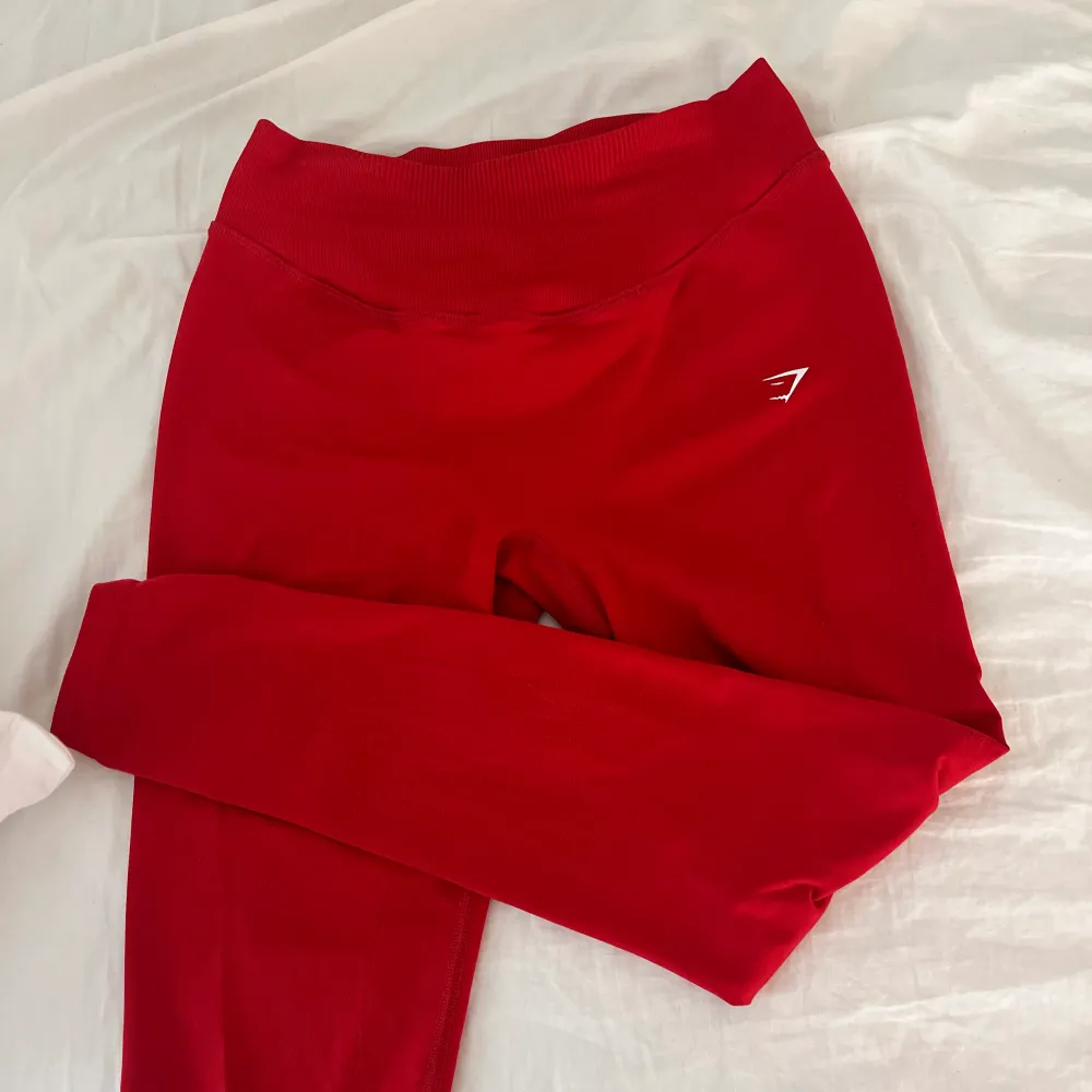Säljer ett par röda gymshark tights Scuplt i storlek M. Formar sjukt bra. Knappt använda.  Nypris 600kr. Jeans & Byxor.