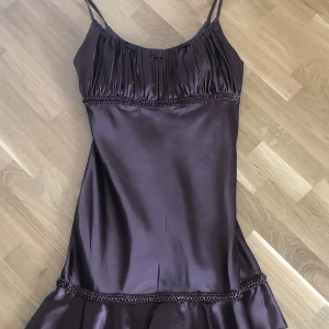 Vintage brun klänning  - Jättesnygg vintage klänning köpt second hand för 250kr. Säljer pga att jag aldrig använder den. Passar mig perfekt som har storlek s/36🫶🏻 Visar mer bilder vid intresse