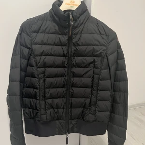 Parajumpers jacka  - Strl S, figursydd, knappt använt, blivit för liten på mig så säljer av den anledningen. Köpt för 3799kr.