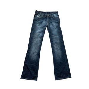 Diesel jeans lågmidjade - De absolut snyggaste jeansen jag hittat! Säljer pga för tajt midja. Vintage diesel jeans😍storlek 30 men sitter som 27-28 Innerbenslängd: 83cm Midjemått: 36cm tvärsöver