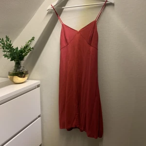 Röd klänning - Supersöt röd klänning med tunna justerbara axelband och knyte i ryggen🌹