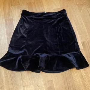 H&m Kjol - Kjol från H&m, säljer pga ingen användning, skriv privat om du har frågor 💕