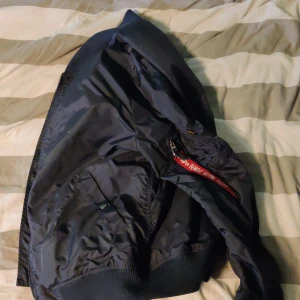 alpha industry jacket - 9/10 kvalite, knappt använd.  Nypriss 1200