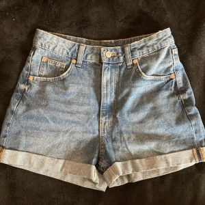 Jeans Shorts - Säljer ett par jeans shorts från hm! Dom har knappt blivit använda och jag köpte dom originellt för 249kr ☺️
