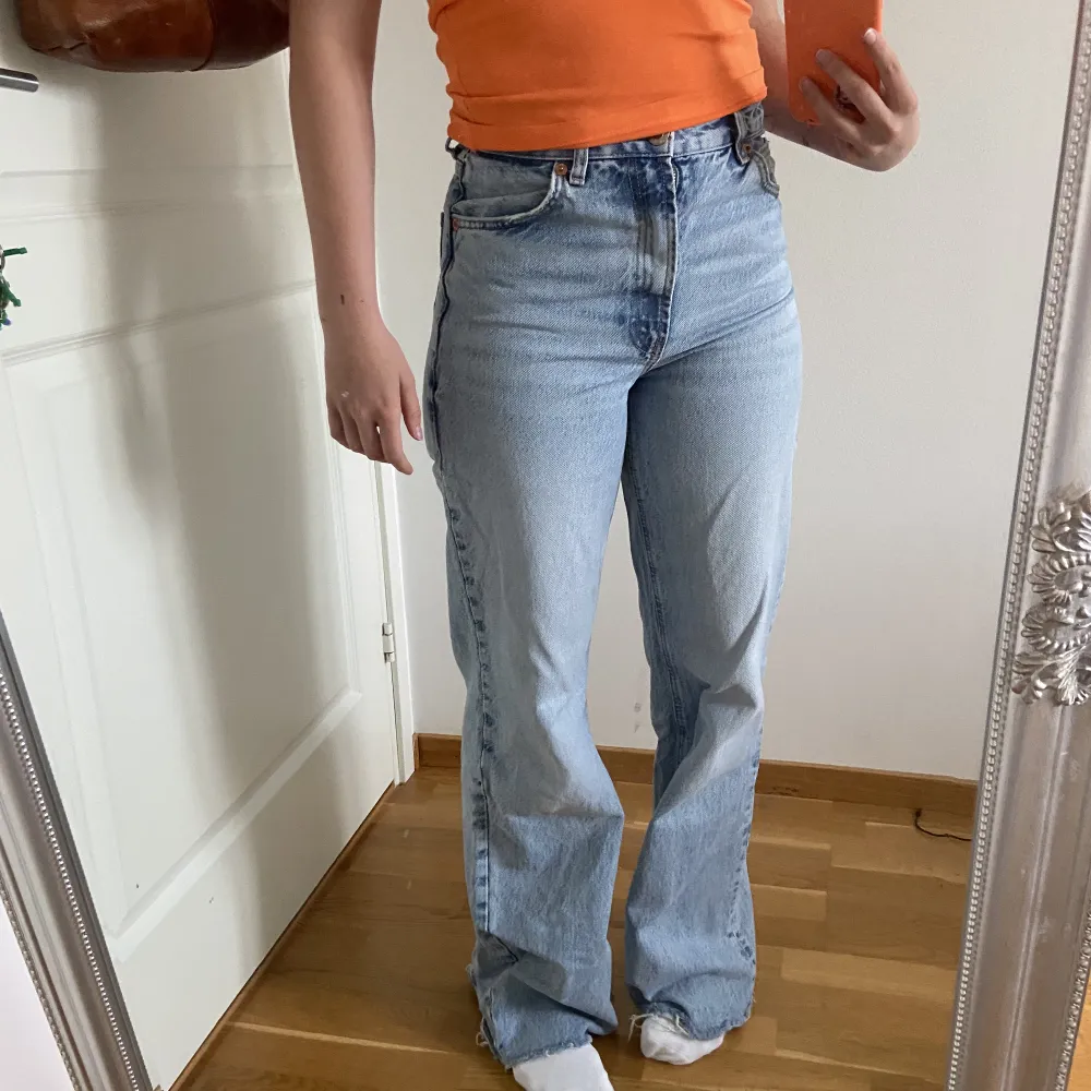 Säljer dessa supersnygga ljusblå jeans från Zara!🩵. Jeans & Byxor.