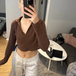 Topp Zara - Superfin liten topp från sara. Har denna i fyra olika färger så har verkligen älskat denna men använder inte längre. Den är i storlek L men sitter som XS skulle jag säga 
