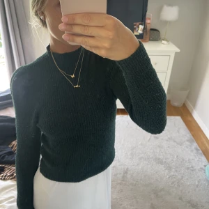 Stickad tröja  - Fin stickad tröja, som är i en mörkgrön färg! Fint skick