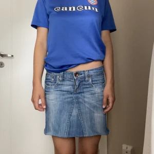 Minikjol miss sixty  - Miss sixty kjol, omsydd från ett par byxor. Sömmarna är lite knasiga men bara på insidan av kjolen så syns inte.. size 25 passar en xs/s 