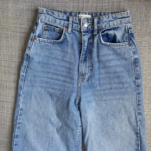 Högmidjade perfect jeans - Snygga högmidjade jeans i storlek 32. Byxorna heter perfect jeans från Gina Tricot, har vida ben och är i bra skick. Nypris var 500kr💕