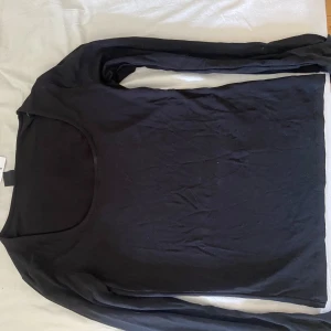 Långärmad tröja  - Populär långärmad tröja från Gina, helt oanvänd med prislappen kvar. Oanvänd pga för liten. Skick 10/10. 150kr exklusive frakt ca 45kr