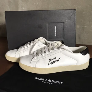 Saint Laurent skor - Säljer nu dessa riktigt feta saint Laurent skor i storlek 40. Priset är 3200kr jämfört med nypris som är ca 7200kr. Skorna är i storlek 40 men bör passa stl 40 - 41. Tveka inte att höra av dig vid minsta fråga! 