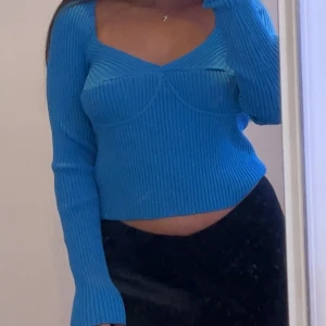 Tröja  - En söt blå tröja från NAKD i mycket bra skick! Passar stl xs-m 💙