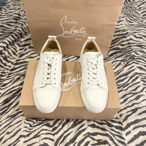 Louboutin - Louboutin skor sparsamt använda (cond 9/10)  Kvitto, box osv medföljer  Hör av er vid intresse! 