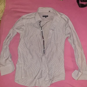 TOMMY Hillfinger - Fint skick, som ny. Använd 1 gång. Gtå o vit  Klpare betalar frakt