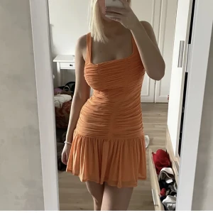 Sommarklänning - (Lånad bild från förra säljaren) Supersöt sommarklänning från ASOS, köpt här på Plick och endast använd 2 gånger av mig. Mycket fint skick!