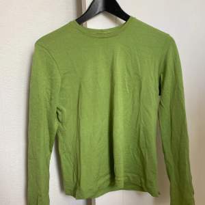 Grön långärmad tröja köpt secondhand, storlek står ej men skulle säga xs/s
