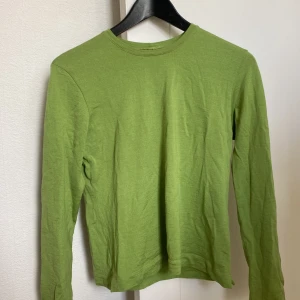 Grön långärmad tröja - Grön långärmad tröja köpt secondhand, storlek står ej men skulle säga xs/s