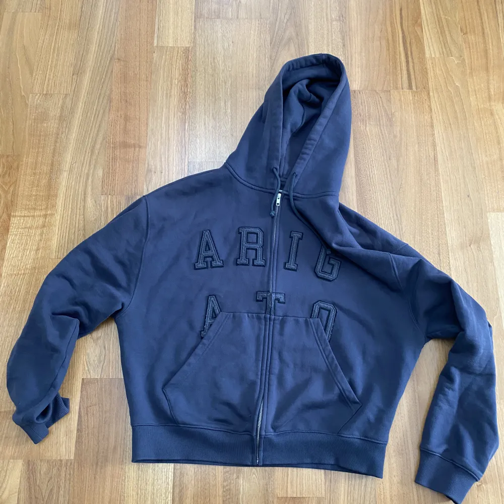 Arigato hoodie, den är köpt i höstas storlek medium och skick 9/10 det finns inga fläckar eller skador.  Pris: 1000 kr, pris kan diskuteras vid snabb affär . Hoodies.