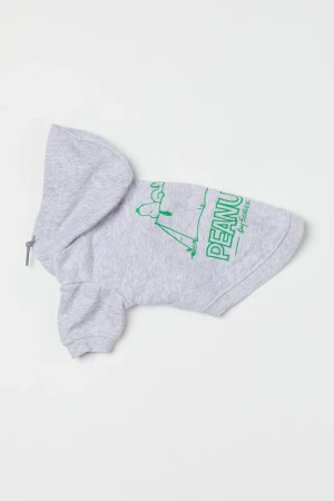 Hundtröja från H&M Snobben - En hundtröja i bomullsblandad sweatshirtkvalitet med texttryck på ryggen. Tröjan har dubblerad huva med dekorativ dragsko samt ärmar med ribbad mudd kring frambenen och ribbad mudd baktill. Mjuk, borstad insida. Storlek S-30