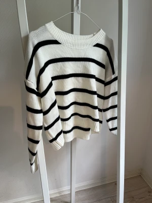 Randig stickad tröja - Använd i gott skick