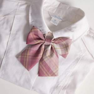 It’s pinkish and whiteish , it’s supposed to be a Uniform Bow but yolo use it for whatever , can discuss price