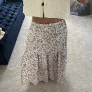 Blommig långkjol - Säljer denna blommiga långkjol från hm som jag köpte här på Plick men den va tyvär för stor. Skriv för fler bilder 💕(jag brukar ha S och den var lite för lång för mig när jag vek upp den) 