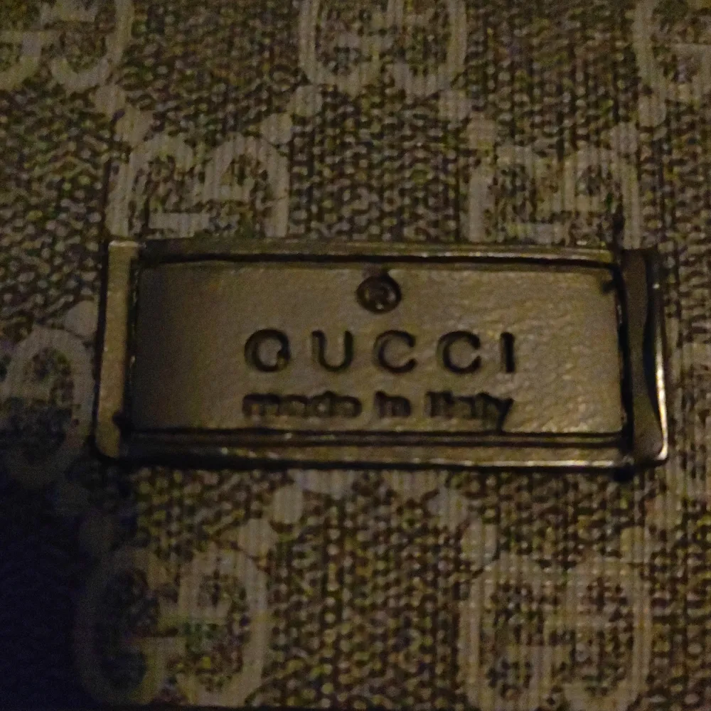 Helt ny Gucci väska använt ett få tal gånger men försöker sälja den för använder inte den längre och den har jättebra kvalitet.. Väskor.