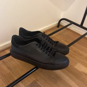 Arigato skor storlek 42 - Skorna är knappt använda och är i läder. Lådan ingår Ny pris 2450kr