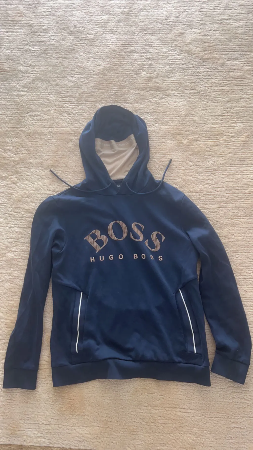 Säljer min hugo boss hoodie då jag inte behöver den längre. Den är i perfekt skick. . Hoodies.