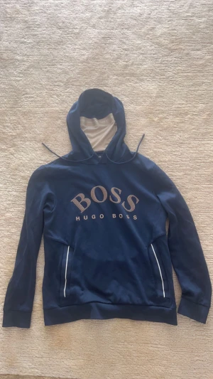 Hugo boss hoodie - Säljer min hugo boss hoodie då jag inte behöver den längre. Den är i perfekt skick. 