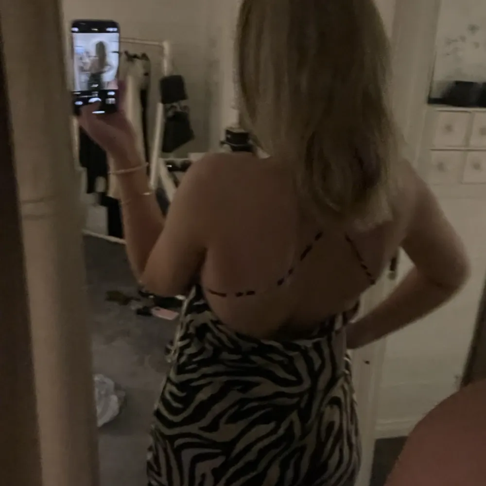 Säljer denna snygga klänning från H&M i storlek 38. Den är använd en gång. Skriv för fler bilder och vid intresse.🩷. Mekot.
