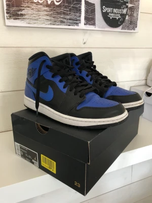 Nike air Jordan royal blue  - Nike air Jordan royal blue. I bra skick och väldigt fina. Storlek 42,5. Man får även med creas skydd och låda finns även kvitto om det behövs. 