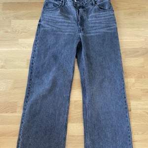 Vida Monki Jeans  - Ett par svart/gråa vida jeans som är knappt använda skick 9/10  passar bra för dig som är något över 1,80 för mer info skriv för fler frågor 