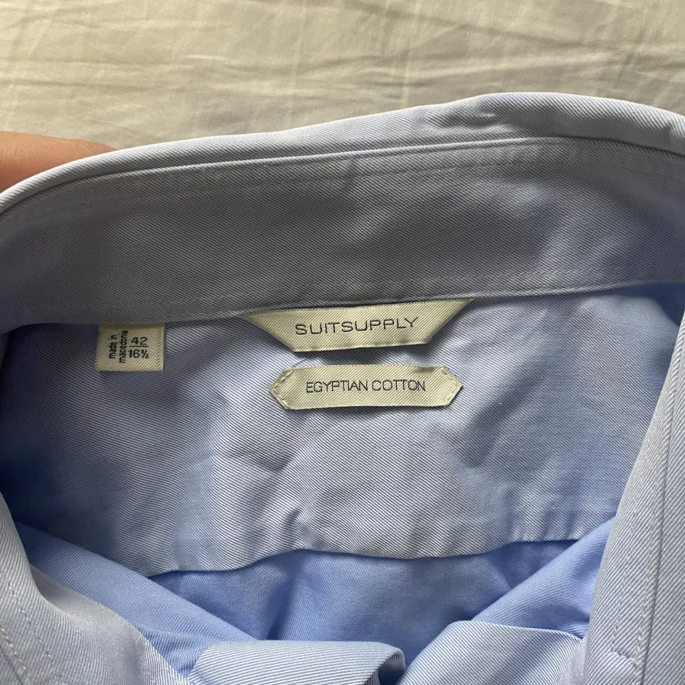 Fräsh Ljus blå suit supply skjorta i storlek 42 9/10 skick. Skjortor.