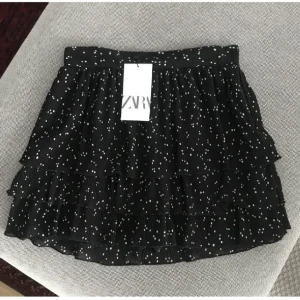 Kjol -  säljer min favvikjol från zara❤️Den har ”inbyggda” shorts i men i en mer genomskinligt material. 