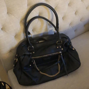 Ulrica Handväska svart - Svart handväska med axelband Flera fack ..i väskan