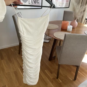 Ohpolly klänning - Vit klänning från OhPolly i storlek 36 men passar mig som vanligtvis har 34. Stretchig material och endast använd en gång🤍