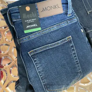 Nya jeans med etiketterna kvar Storlek 28  Samfraktar!