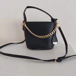Svart bucketväska från Glamorous, använd endast 1 gång.  Mått: 20 cm bred och 17 cm hög.